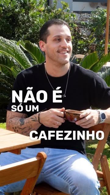 André com xícara